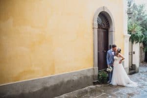 italy wedding photographer bride boho and blue suit relaxe